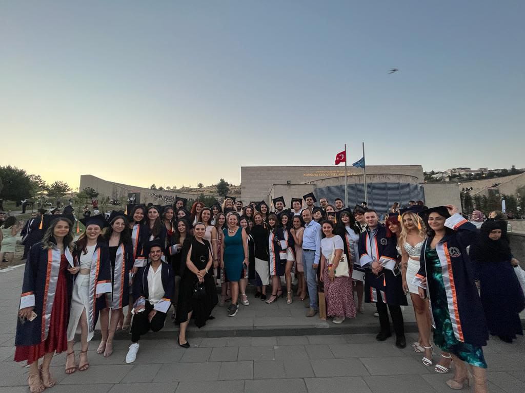 DOKUZ EYLÜL ÜNİVERSİTESİ VE İZMİR DEMOKRASİ ÜNİVERSİTESİ`NDEN 2022 YILINDA MEZUN OLAN MESLEKTAŞLARIMIZIN MEZUNİYET TÖRENLERİNE KATILDIK.