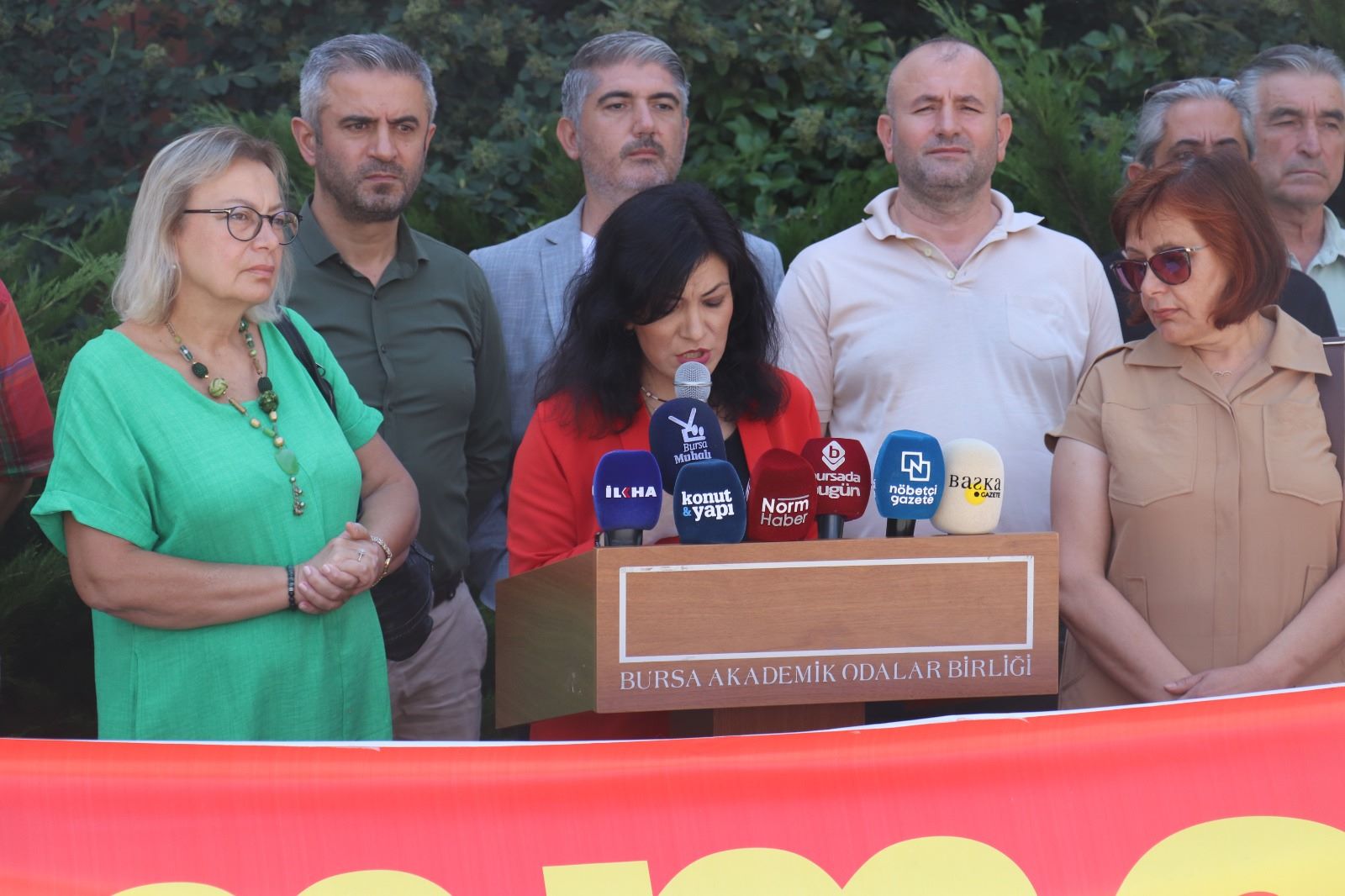 ÖZEL SEKTÖRDE ÜCRETLİ VE SERBEST ÇALIŞAN MİMAR, MÜHENDİS VE ŞEHİR PLANCILARININ SORUNLARI BÜYÜYOR.
TÜM MESLEKTAŞLARIMIZIN İNSANCA YAŞAM HAKKINI SAVUNUYORUZ!