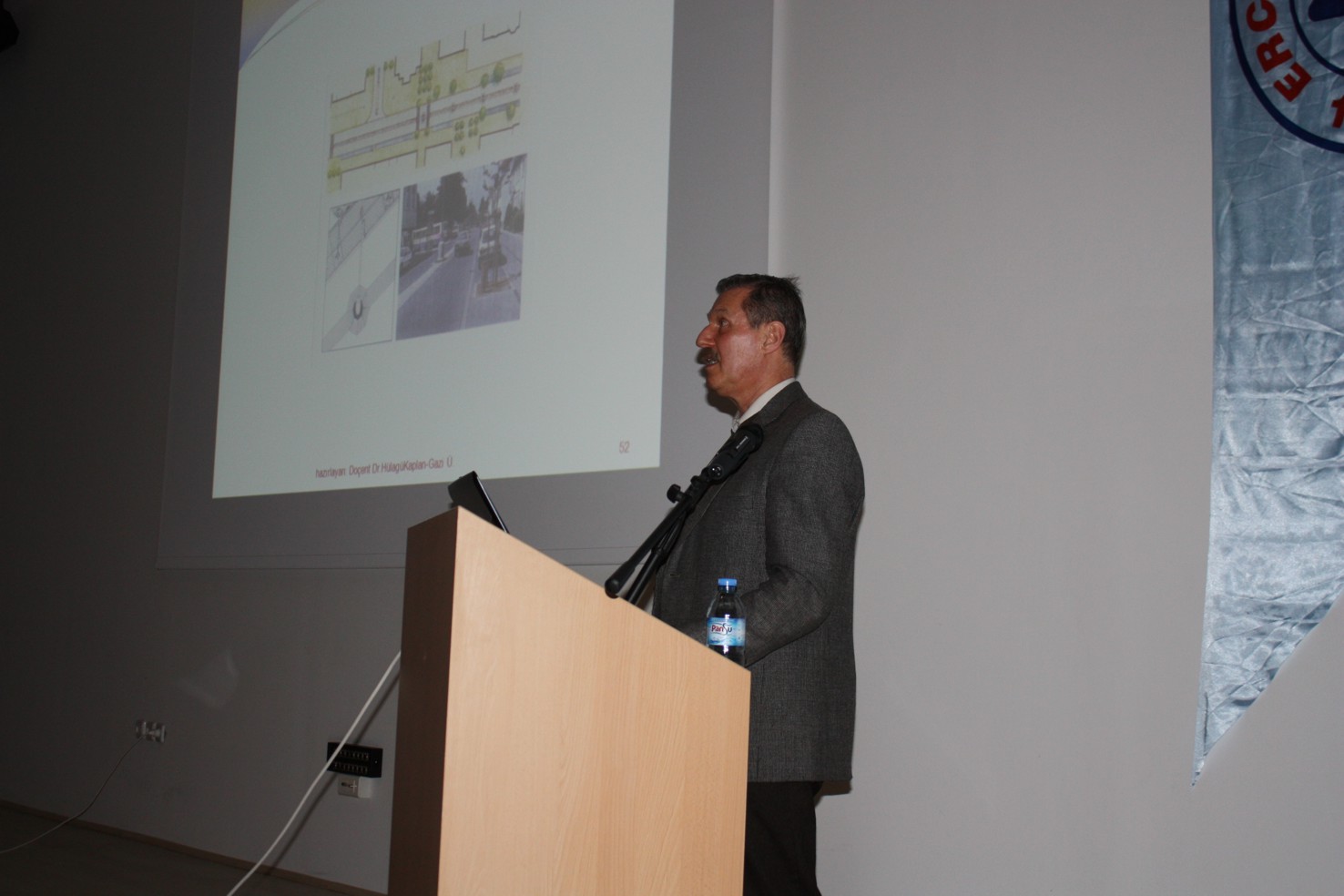 DOÇ.DR. HÜLAGÜ KAPLAN’IN KONUŞMACI OLARAK KATILDIĞI KONFERANS VE E.Ü. ŞEHİR VE BÖLGE PLANLAMA BÖLÜMÜ ÖĞRENCİLERİ TARAFINDAN HAZIRLANAN SERGİ 12 MART 2012 TARİHİNDE GERÇEKLEŞTİRİLDİ