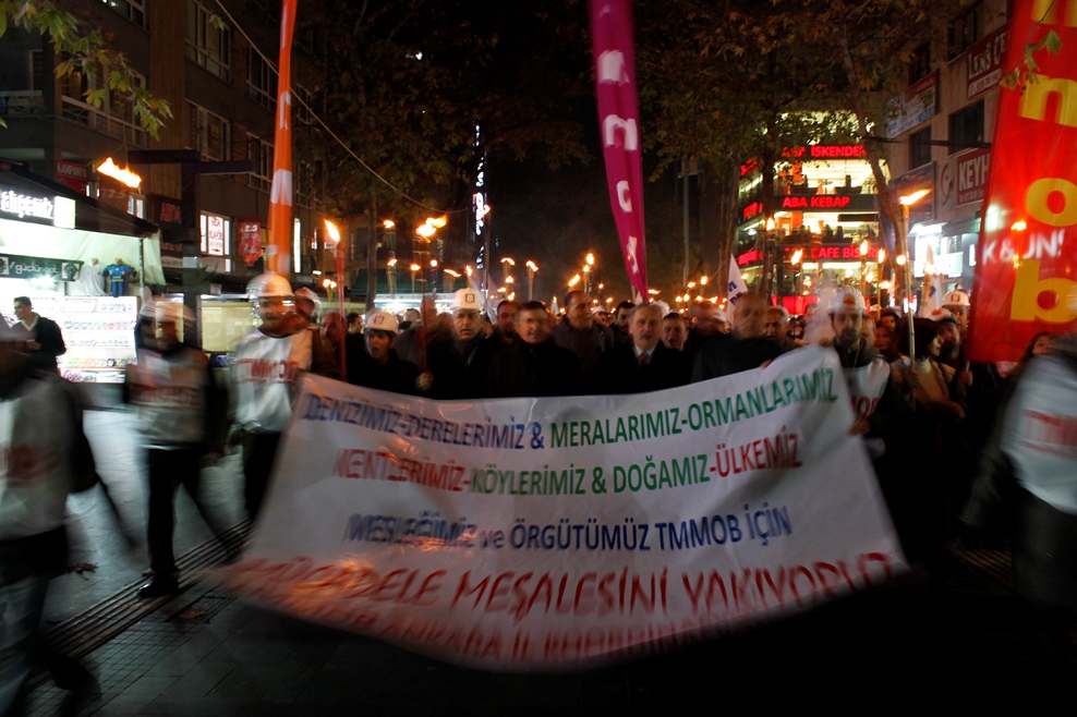 AKP'YE KARŞI MÜCADELE ATEŞİNİ YAKIYORUZ