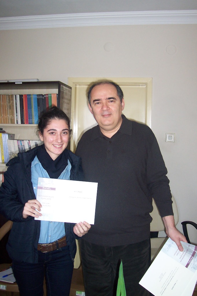 22 KASIM 2013 TARİHLİ  "BÜYÜKŞEHİRLER, PLANLAMA VE DEĞİŞİM SORUNLARI" PANELİNE KATKI YAPAN KTÜ ŞEHİR VE BÖLGE PLANLAMA BÖLÜMÜ ÖĞRENCİLERİNE TEŞEKKÜR BELGESİ VE KİTAP SETİ VERİLDİ