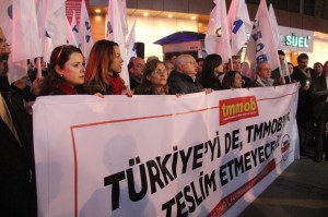 TMMOB İZMİR İKK: "TÜRKİYE'Yİ DE, TMMOB'U DA TESLİM ETMEYECEĞİZ"