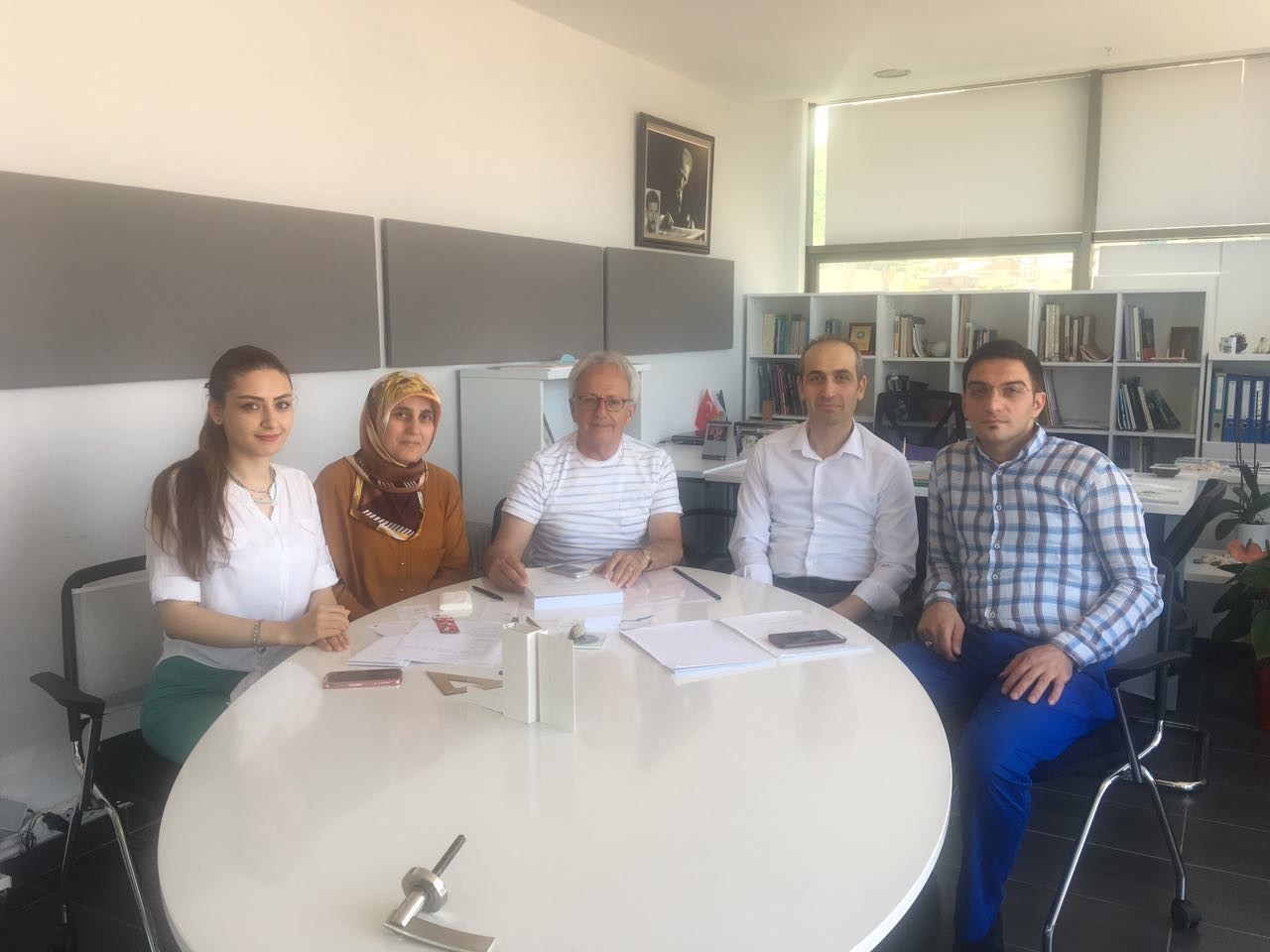 AVRASYA ÜNİVERSİTESİ MÜHENDİSLİK VE MİMARLIK FAKÜLTESİ, MİMARLIK BÖLÜMÜ KÜTÜPHANESİNE, ODAMIZ YAYINLARI HEDİYE EDİLDİ