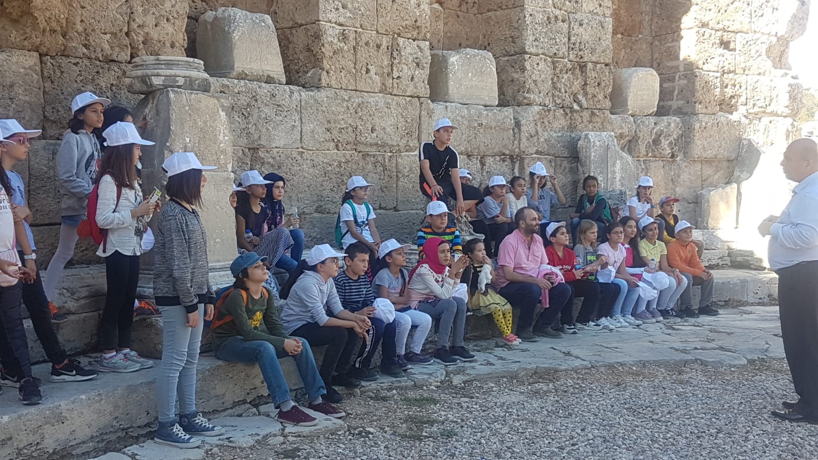 27 EKİM 2018 TARİHİNDE PERGE ANTİK KENTİ`NDE ``PERGE`DE YAŞAM`` KONULU RESİM YARIŞMASI ETKİNLİĞİMİZİ GERÇEKLEŞTİRDİK.