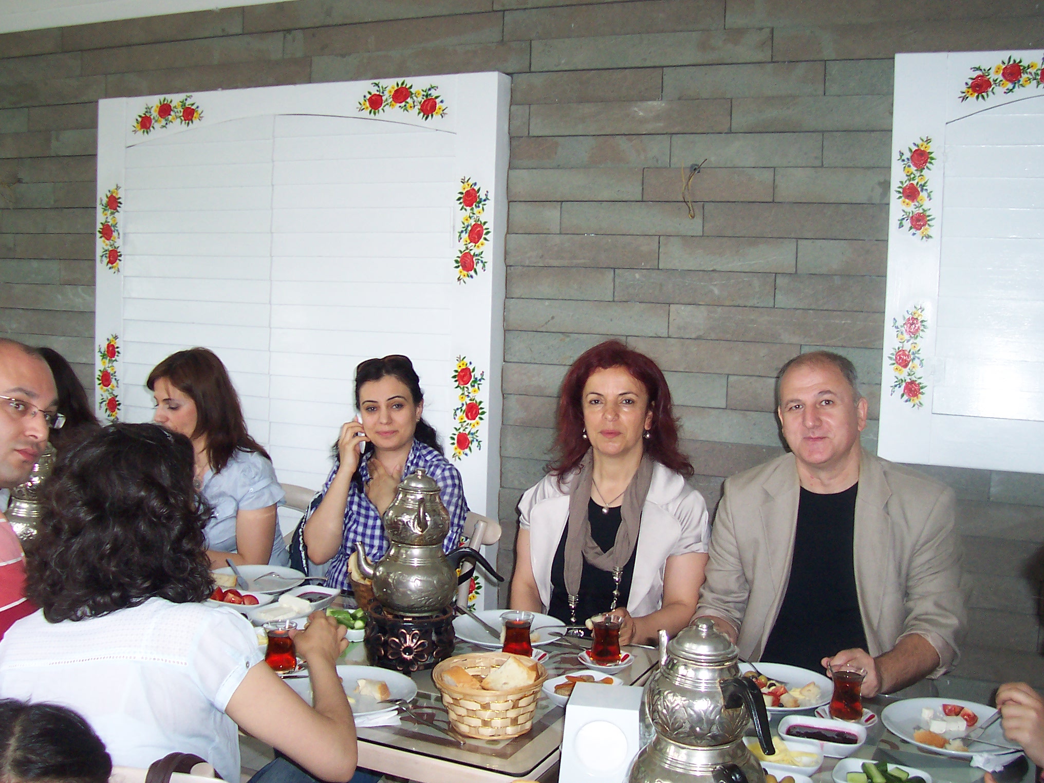 ÜYELERİMİZ VE KTÜ ŞEHİR VE BÖLGE PLANLAMA BÖLÜMÜ ÖĞRETİM ELEMANLARI İLE BİRLİKTE KAHVALTIDAYDIK