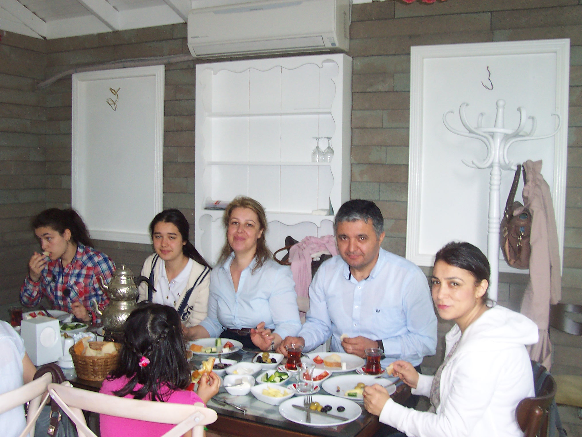 ÜYELERİMİZ VE KTÜ ŞEHİR VE BÖLGE PLANLAMA BÖLÜMÜ ÖĞRETİM ELEMANLARI İLE BİRLİKTE KAHVALTIDAYDIK